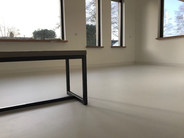 Egalinevloer woonkamer verven